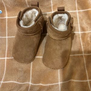 UGG Baby Mini Size 2/3 like New!